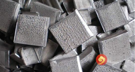 5月期鎳連續(xù)第三個月下跌，周四觸及去年6月來最低水準(zhǔn)每噸8,810美元，今年迄今下跌12%，是跌幅最大的主要基本金屬。